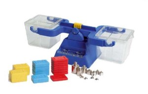 Duża waga ze zbiornikami i odważnikami