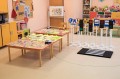 Dzieci uczące się zasad ruchu drogowego przy użyciu mini znaków i sygnalizacji