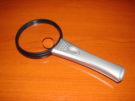 Lupa podświetlana 2 x LED powiększenie 2x 4x