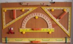 Przybory matematyczne drewniane na tablicy